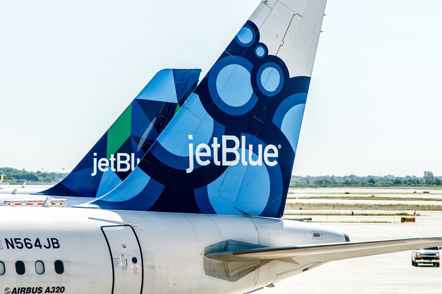 jetBlue se razantně ohradilo proti snížení letů na AMS