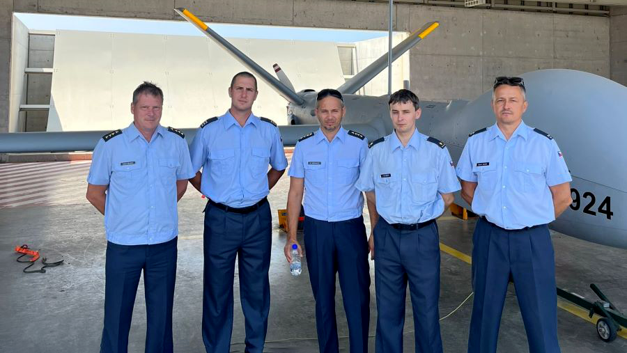 Česká delegace letištních hasičů na izraelské vojenské základně