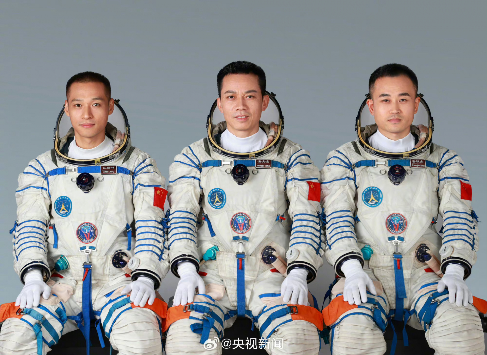 Oficiální foto posádky Šen-čou 17: zleva Jiang Xinlin, veterán Tang Hongbo a Tang Shengjie, všichni původně piloti čínského letectva.