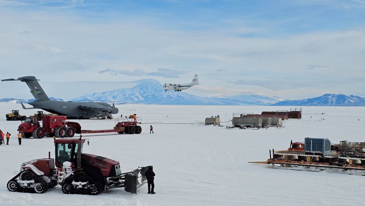 Přistání C-130 na ledových pláních se plánovalo rok