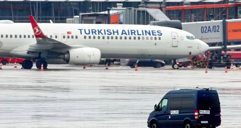 Muž auto odstavil pod Boeingem 737 Turkish Airlines. Z okna vyhodil dvě zápalné lahve. Nedošlo ke zraněním ani k poničení letadla. 