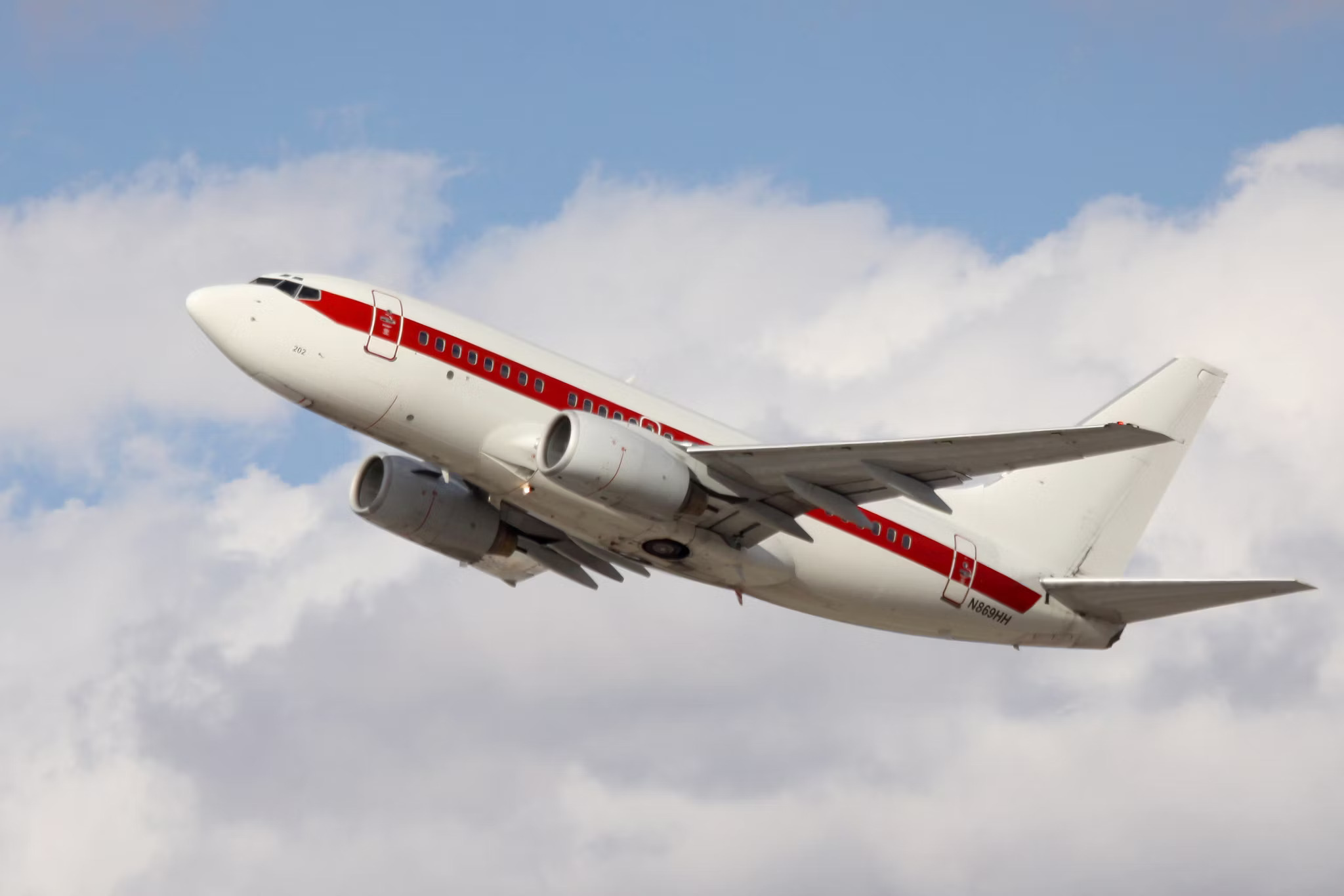Letadla směřující z Las Vegas do vojenských oblastí šlo poznat podle ikonického červeného pruhu