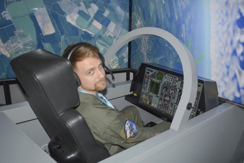 Jeden z pilotů v simulátoru