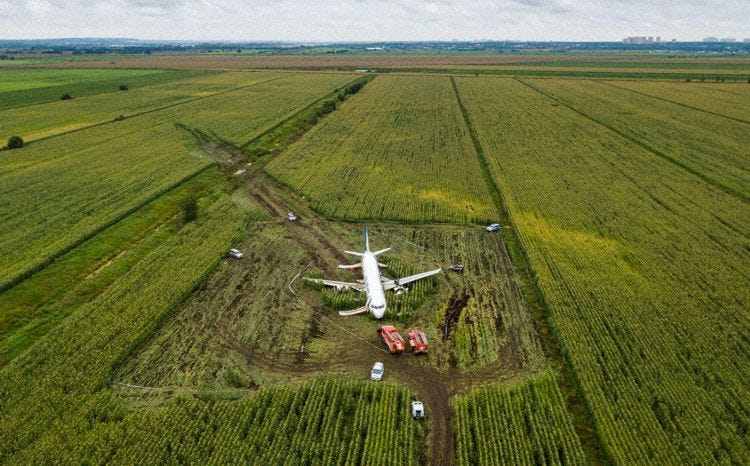 Airbus A320 Ural Airlines po nouzovém přistání nedaleko Novosibirsku v přilehlém poli.