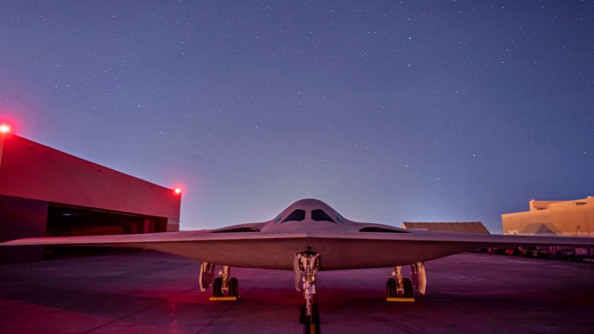 Jeden z prvních zveřejněných snímků, které vydalo samotné US Air Force při představování nového letounu B-21 Raider. 