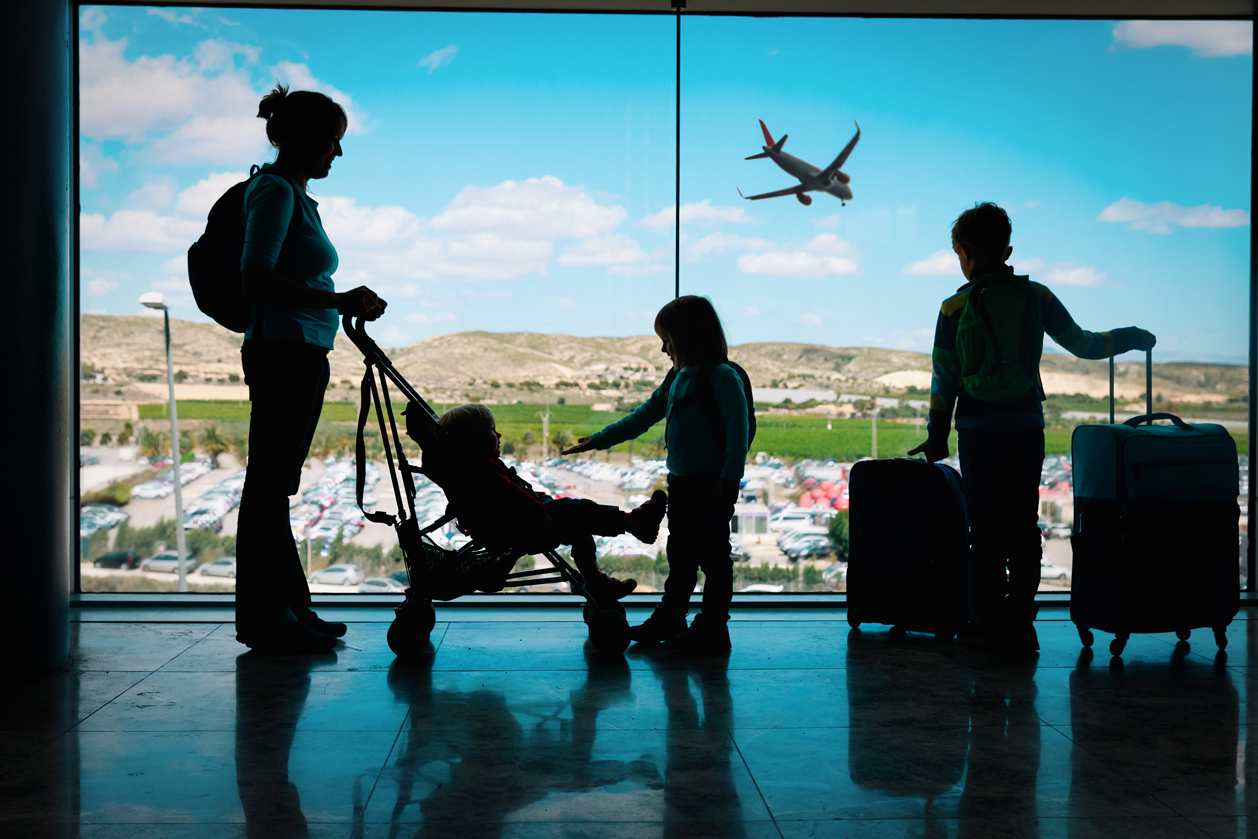 Rodiče malého chlapce na letišti v Santiagu de Chile prožili nepříjemné chvilky. Jejich potomek se totiž vydal na zavazadlovém páse prozkoumat zakázané prostory letiště. 