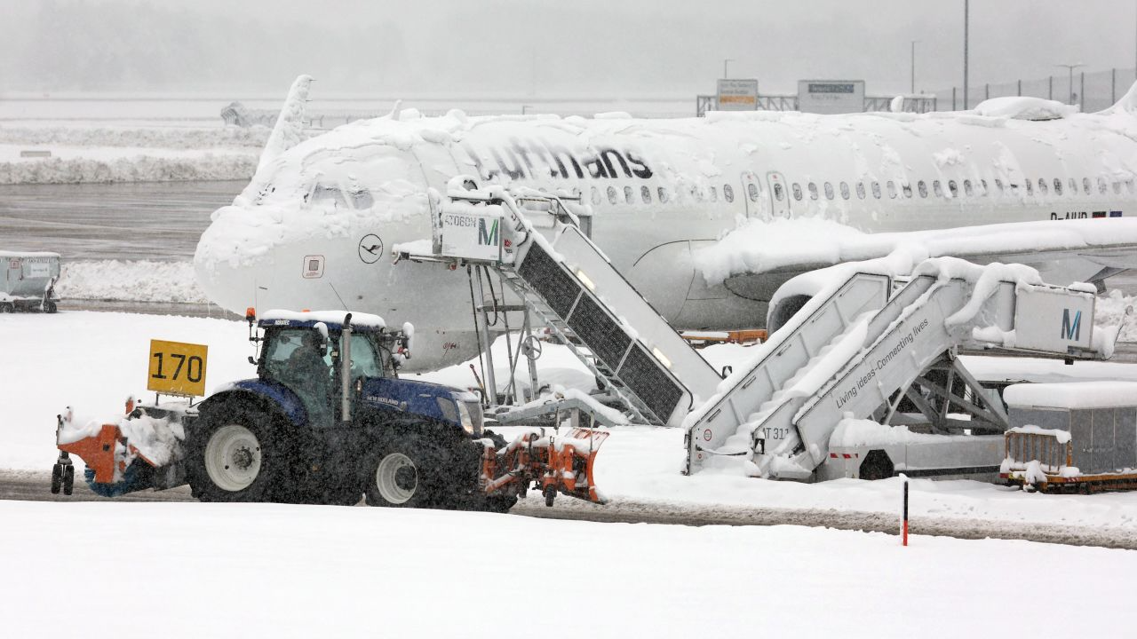 Na snímku jeden ze zasažených Airbusů Lufthansy, který kvůli mrazivým podmínkám zůstal na mnichovském letišti. 