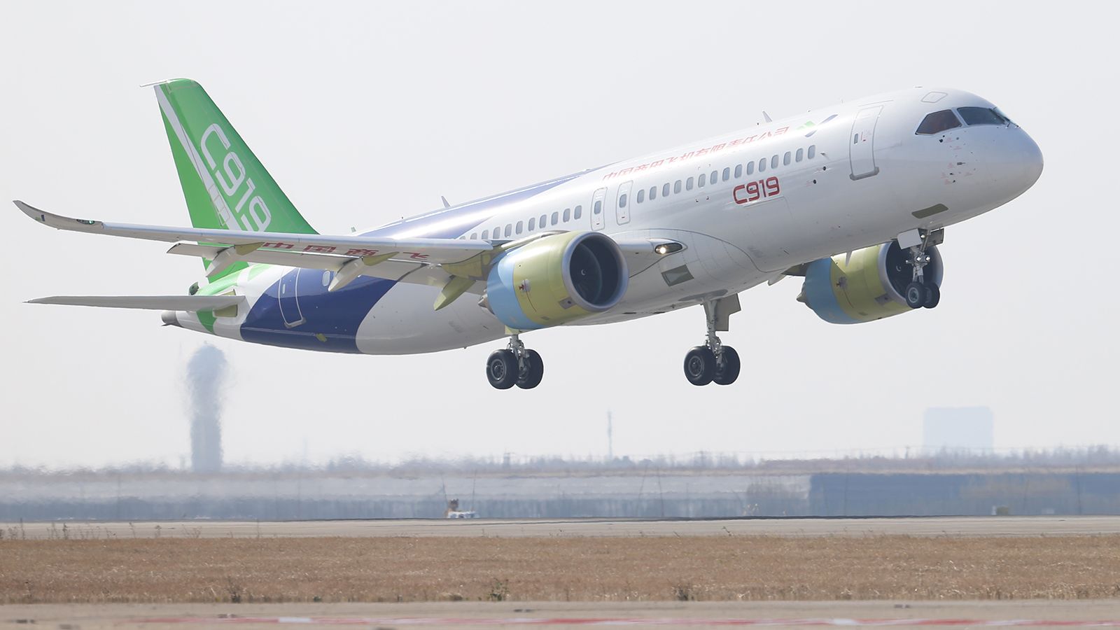 Comac C919 při testovacím letu v roce 2017