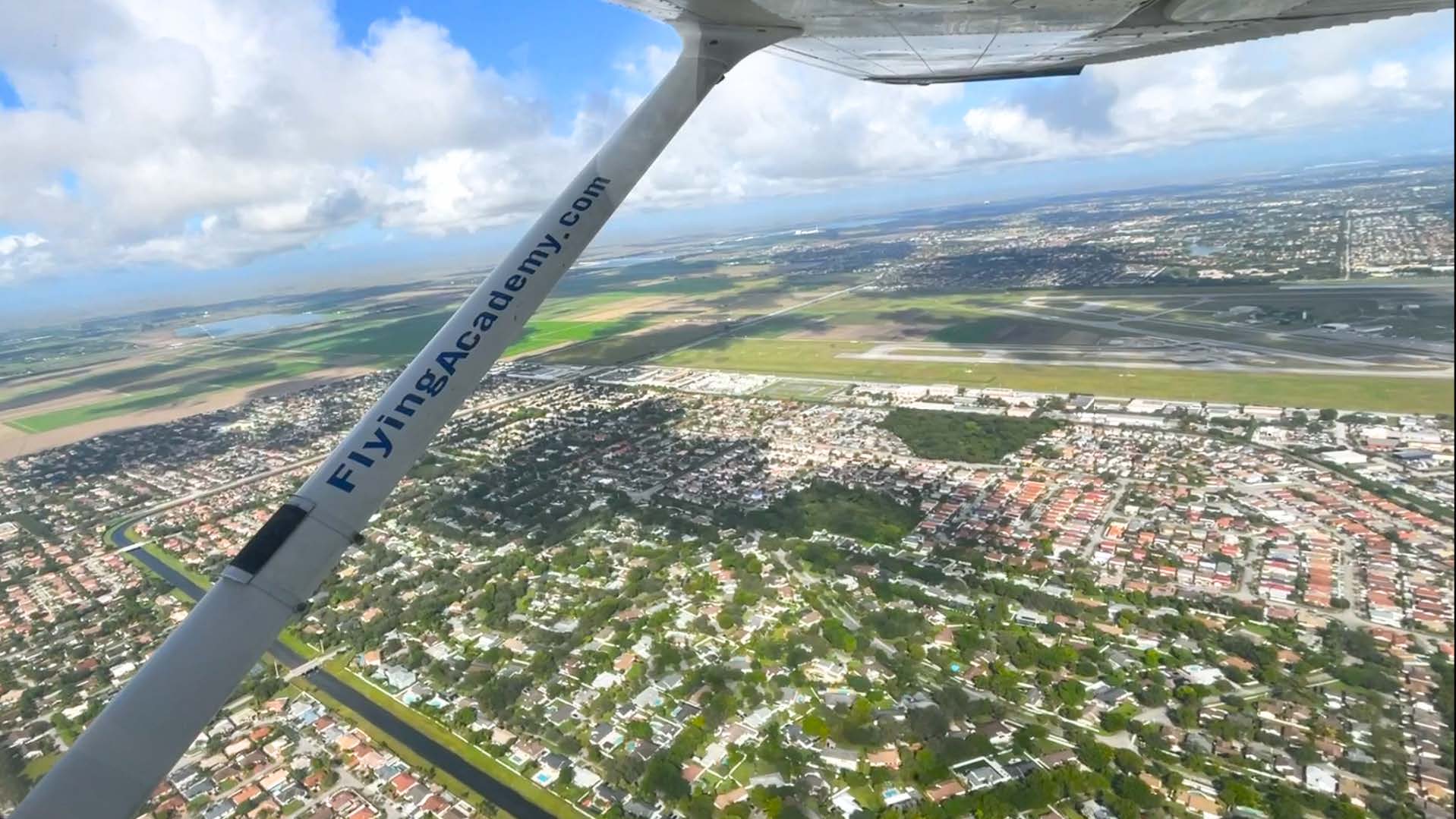 Chcete se prolétnout nad slunným Miami? U Flying Academy to můžete spojit i s výcvikem!