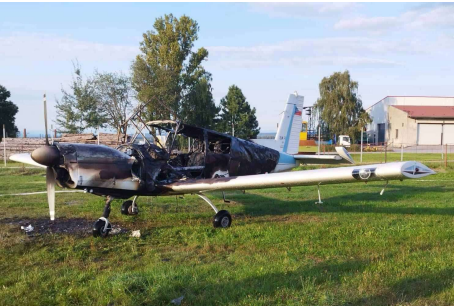Fotografie již poničeného letounu pořízena na místě nehody. 