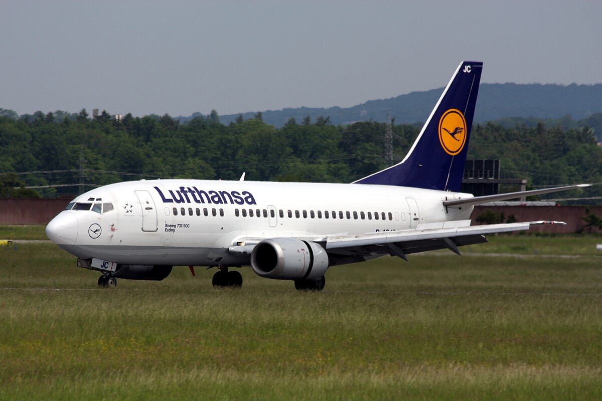 Boeing 737-500 v livery Lufthansy při příletu z berlínského Tegelu.