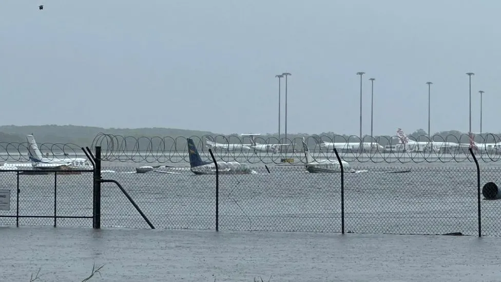 Záplavy na letišti v Queenslandu mnohdy sahaly až po křídla letadel
