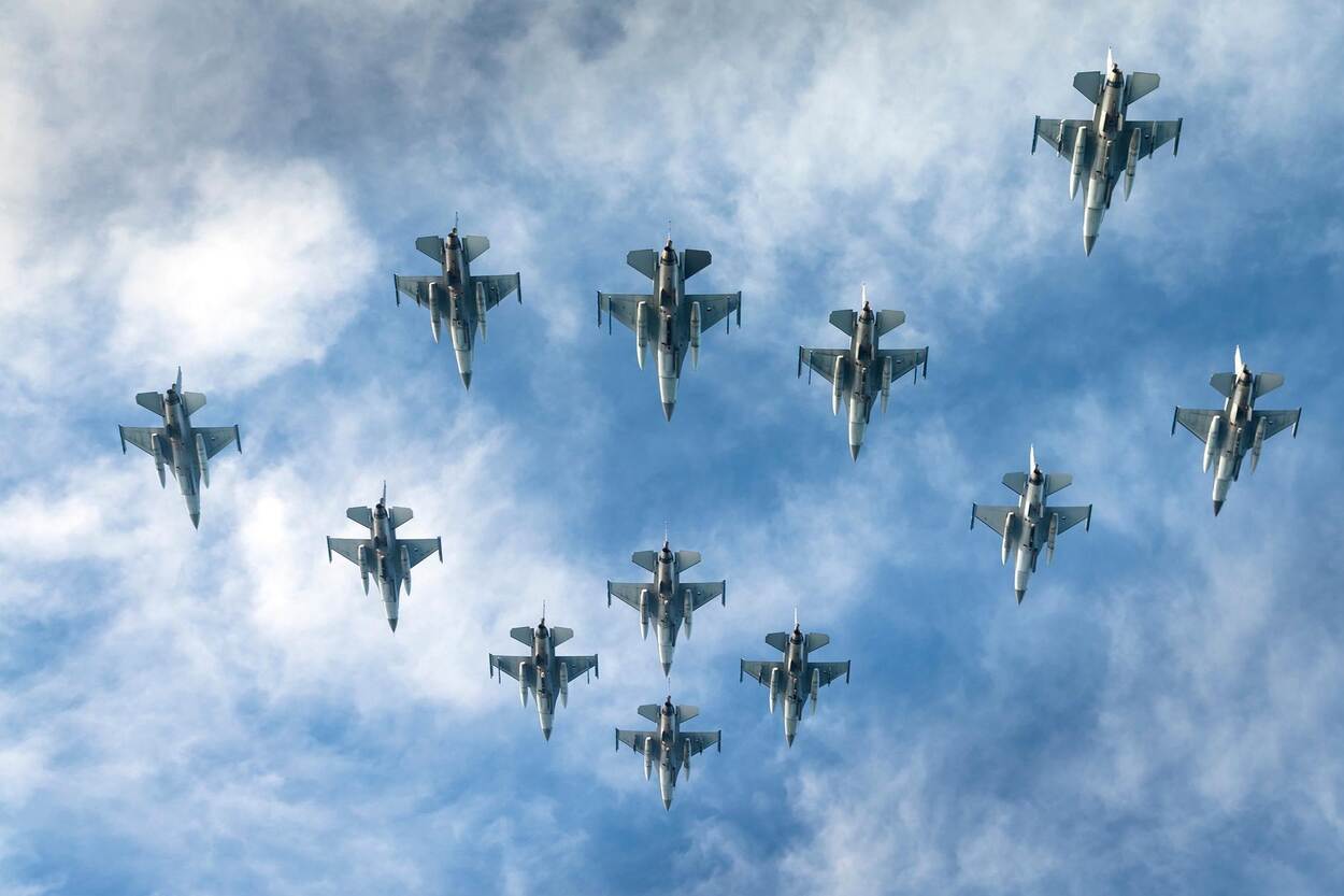 Evropa podporuje Ukrajinu ve válce proti Rusku i v oblasti letectví. Nizozemské letectvo ji poskytne 18 stíhacích letounů F-16. 