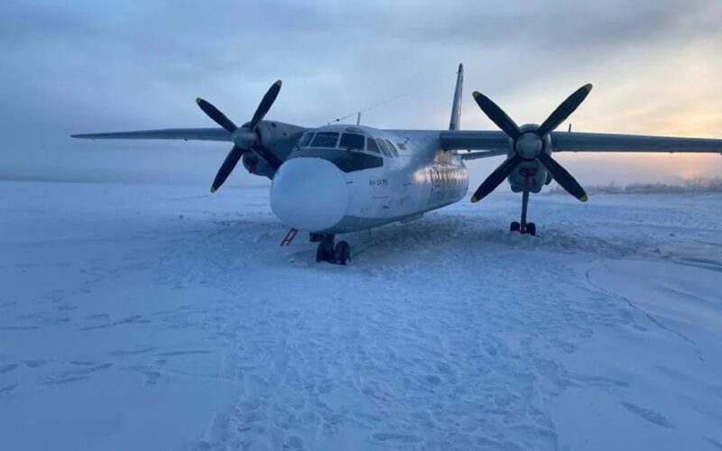 Letoun An-24 poté, co vyjel z přistávací dráhy a skončil na zamrzlé řece. 