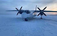 Antonov An-24 vyjel z dráhy a zastavil až na zamrzlé řece