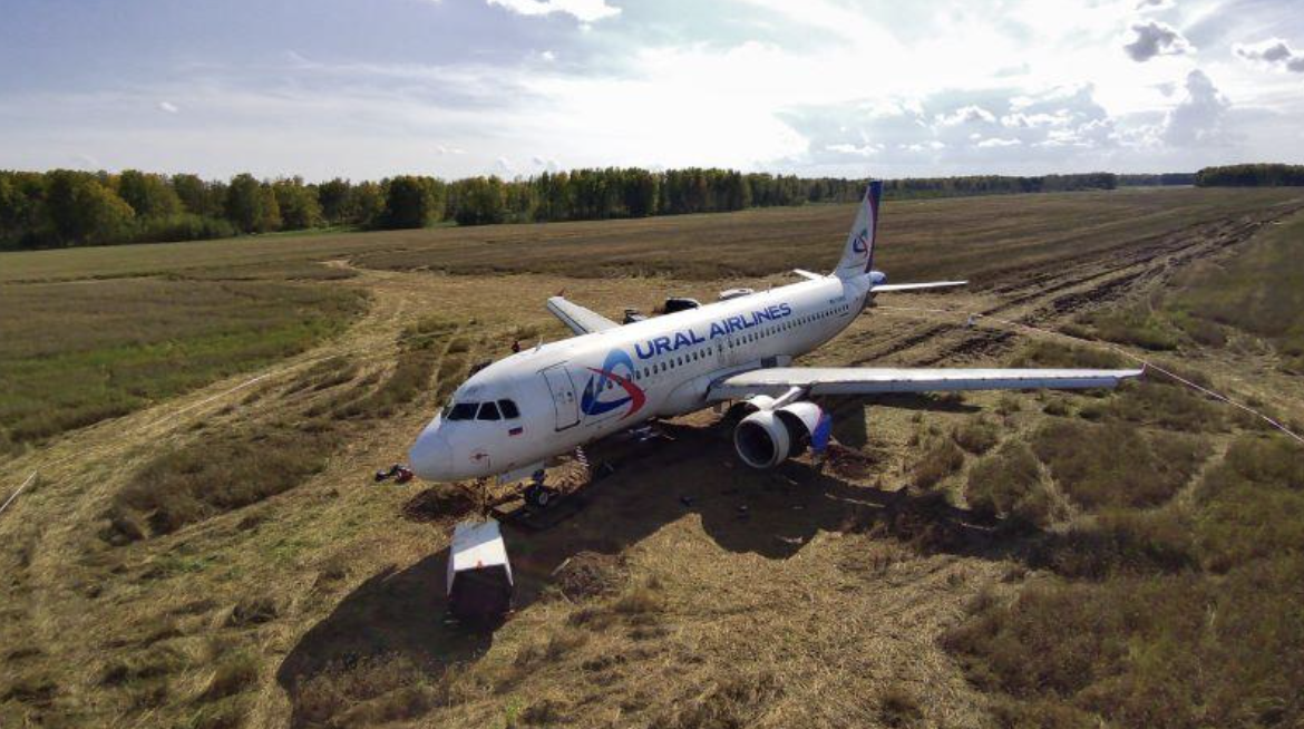 Fotografie zachycující odstavený Airbus v barvách společnosti Ural Airlines nedaleko Novosibirsku.