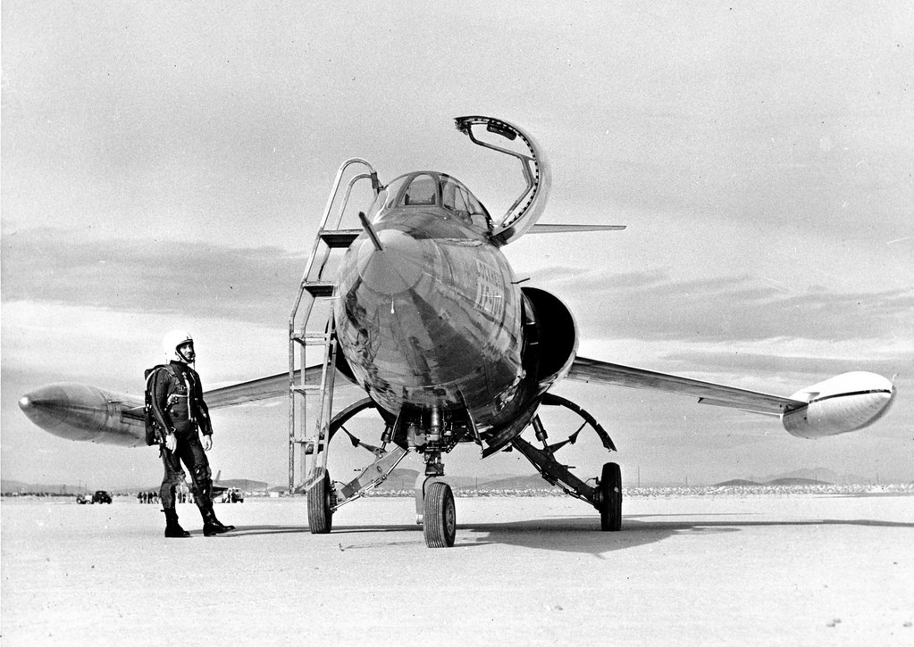 Zkušební pilot Herman R. (“Fish”) Salmon s prototypem Lockheed XF-104