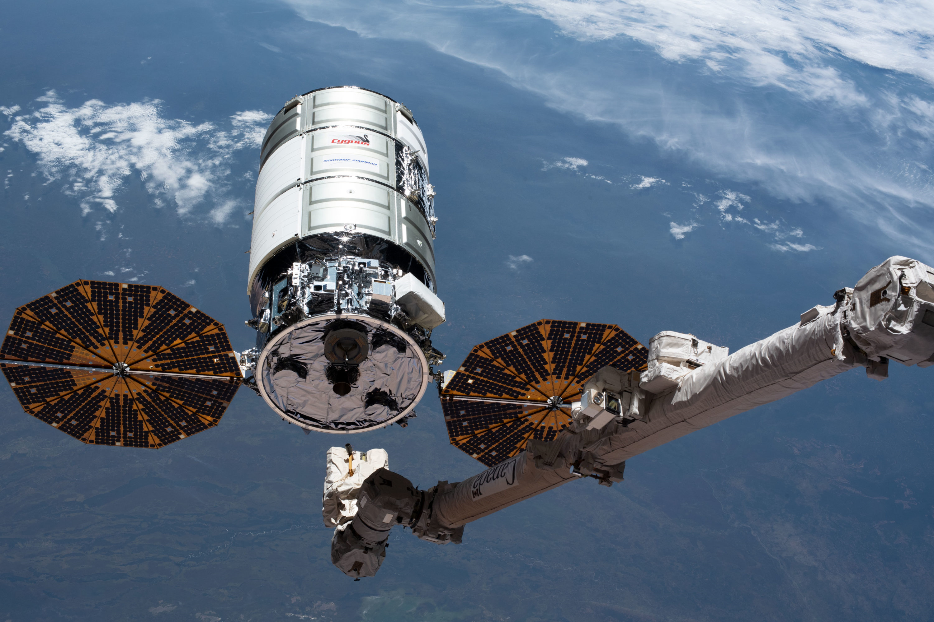 Cygnus před zachycením manipulátorem Canadarm2 u ISS. Zatím nemá samostatný spojovací uzel 