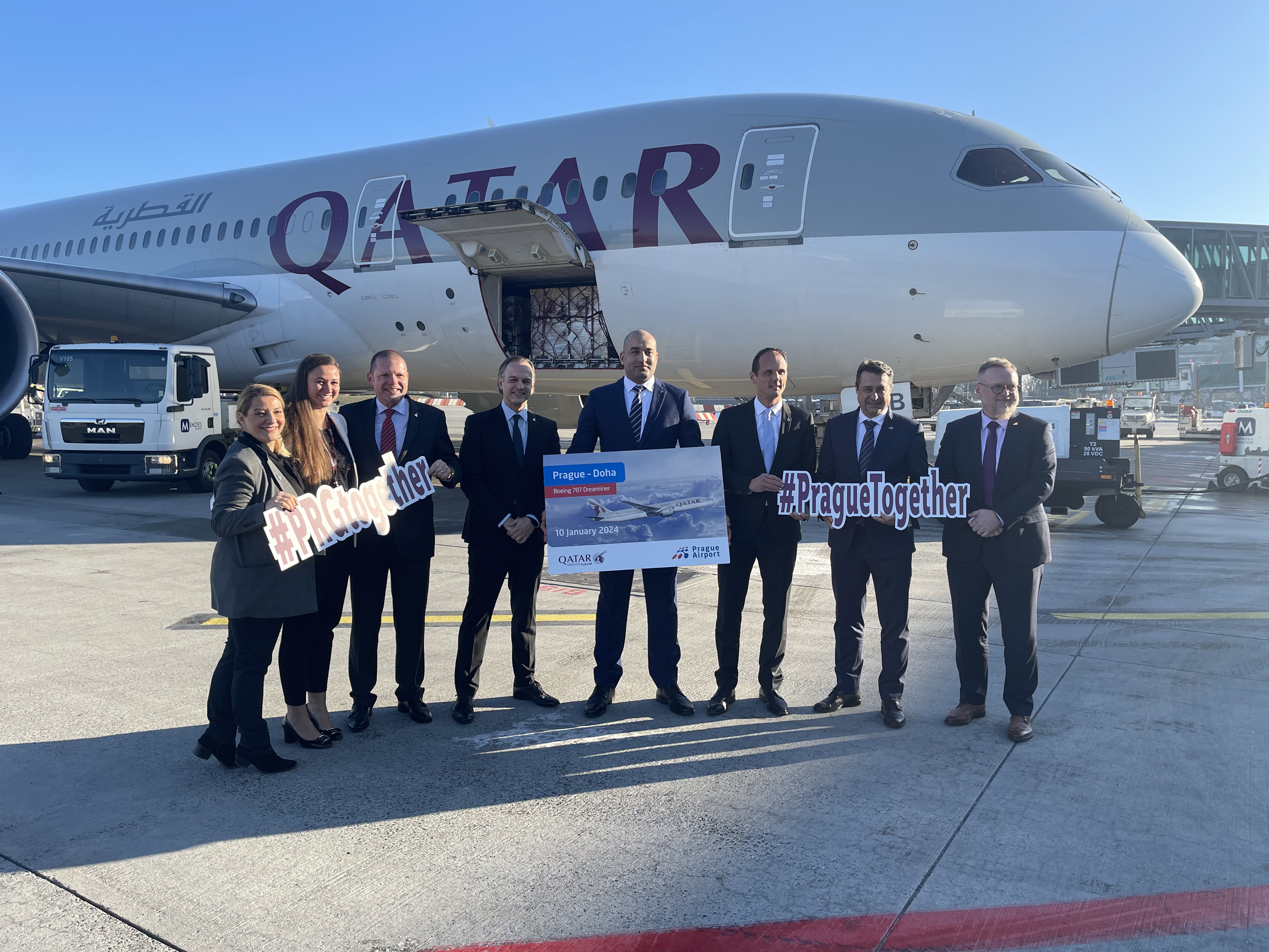 Zástupci společnosti Qatar Airways a Letiště Praha před zaparkovaným Dreamlinerem
