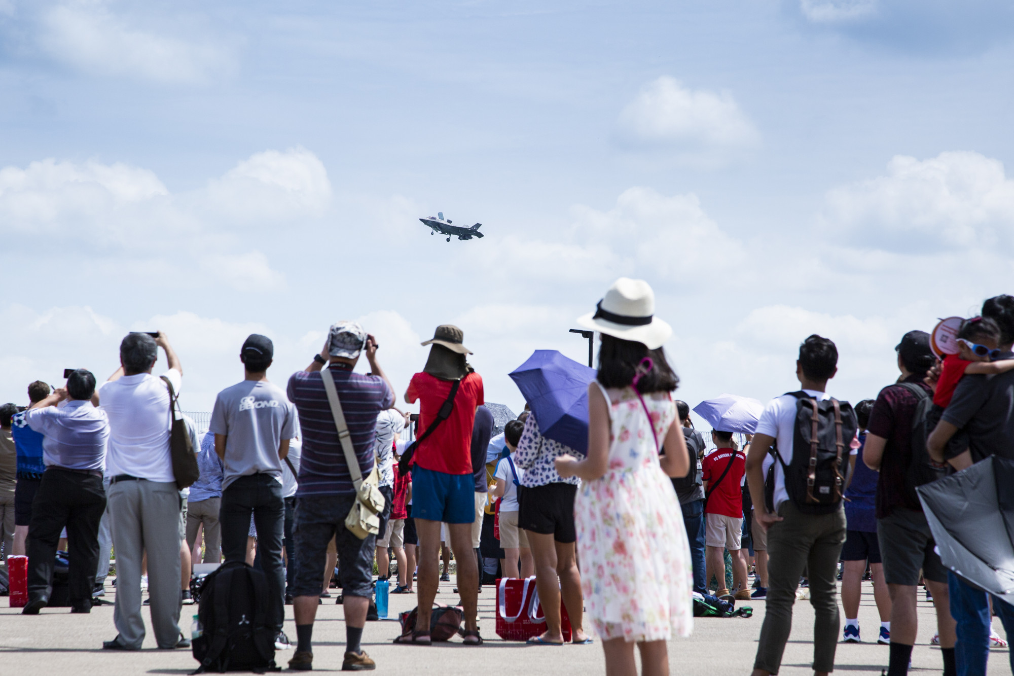 Singapore Air Show nebyla jen o obchodech a dohodách. Na své si přišli také návštěvníci, vidět mohli v akci například letouny F35.