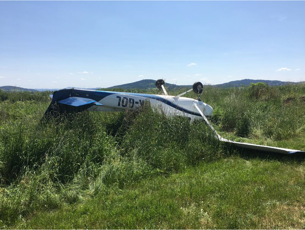Fotografie z místa nehody zachycující Cessnu 152 po vyjetí z dráhy.