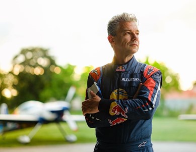 Levé křídlo Flying Bulls Aerobatics teamu