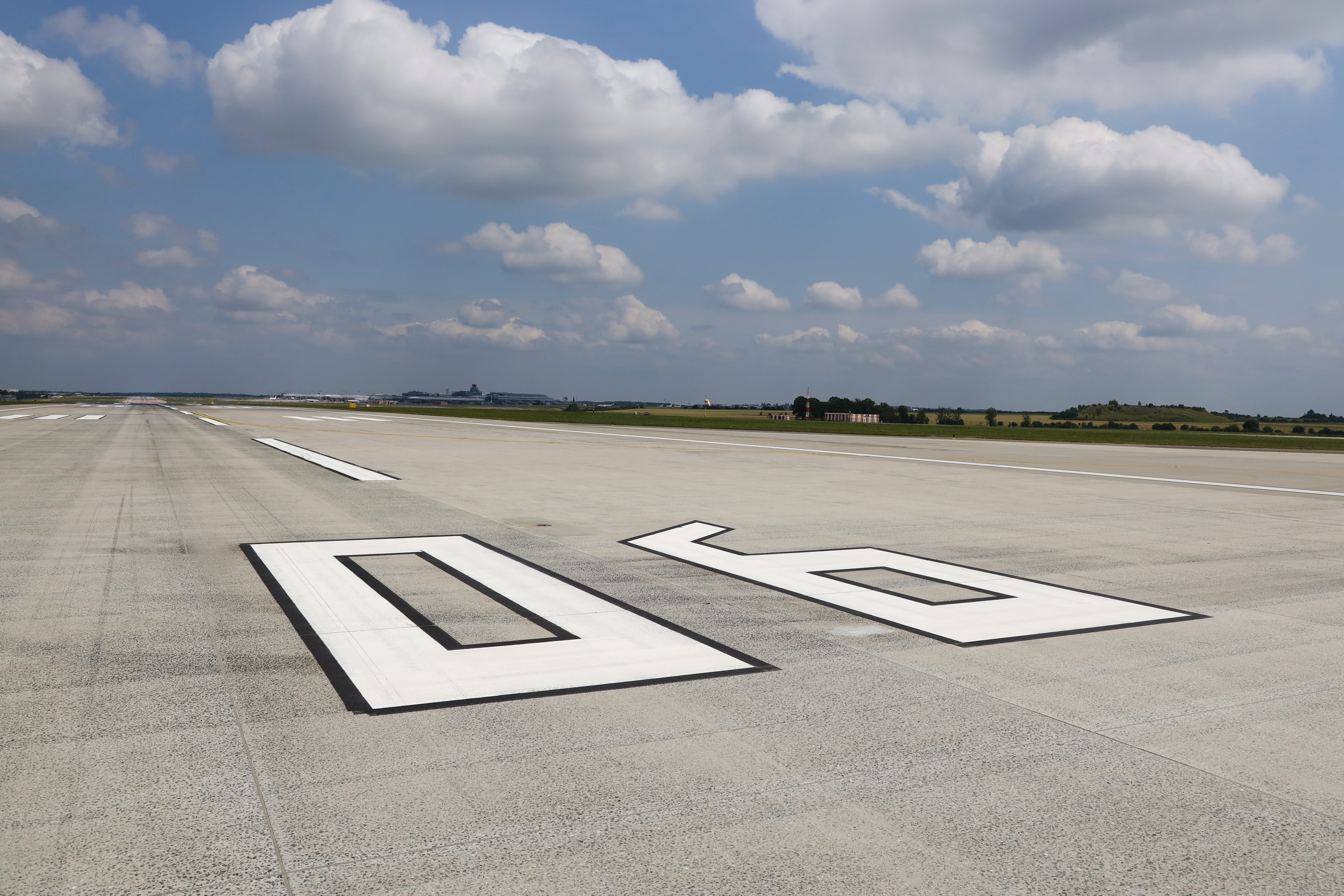 Pohled na dráhu z prahu RWY 06