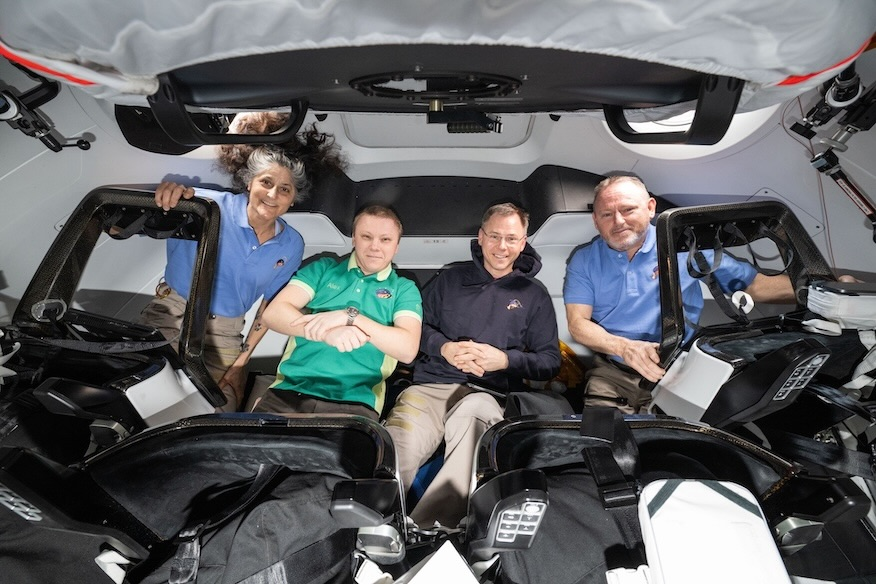 Členové Crew-9 expedice 72 společně pózují uvnitř kosmické lodi SpaceX Dragon připojené k Mezinárodní vesmírné stanici. Zleva jsou astronaut NASA Suni Williamsová, kosmonaut Roskosmosu Alexandr Gorbunov a astronauti NASA Nick Hague a Butch Wimore