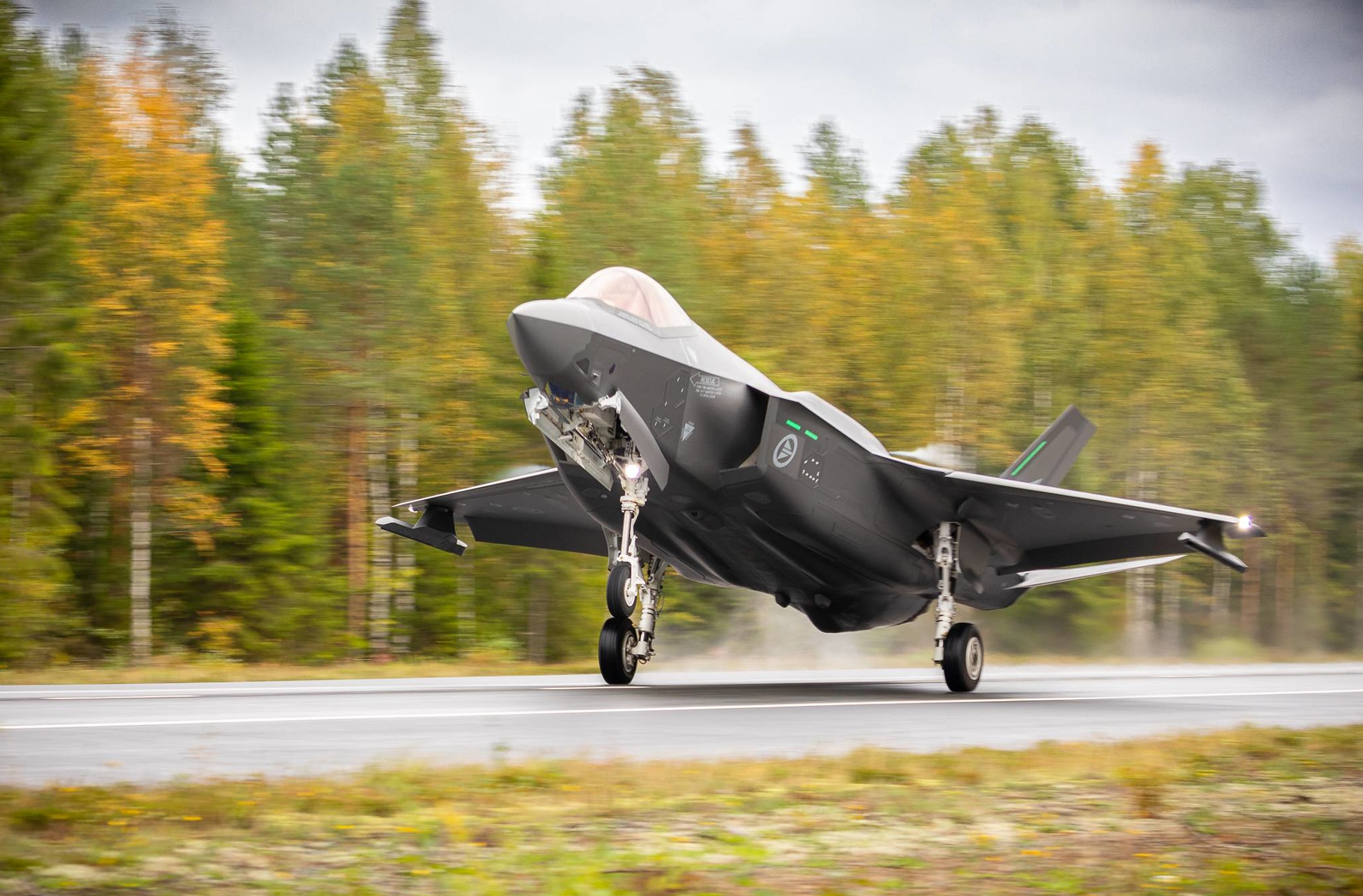 Norské F-35 přistávají na finské dálnici