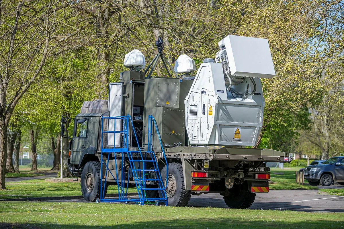 Britská armáda úspěšně otestovala novou energetickou zbraň proti dronům: využívá směrované rádiové vlny