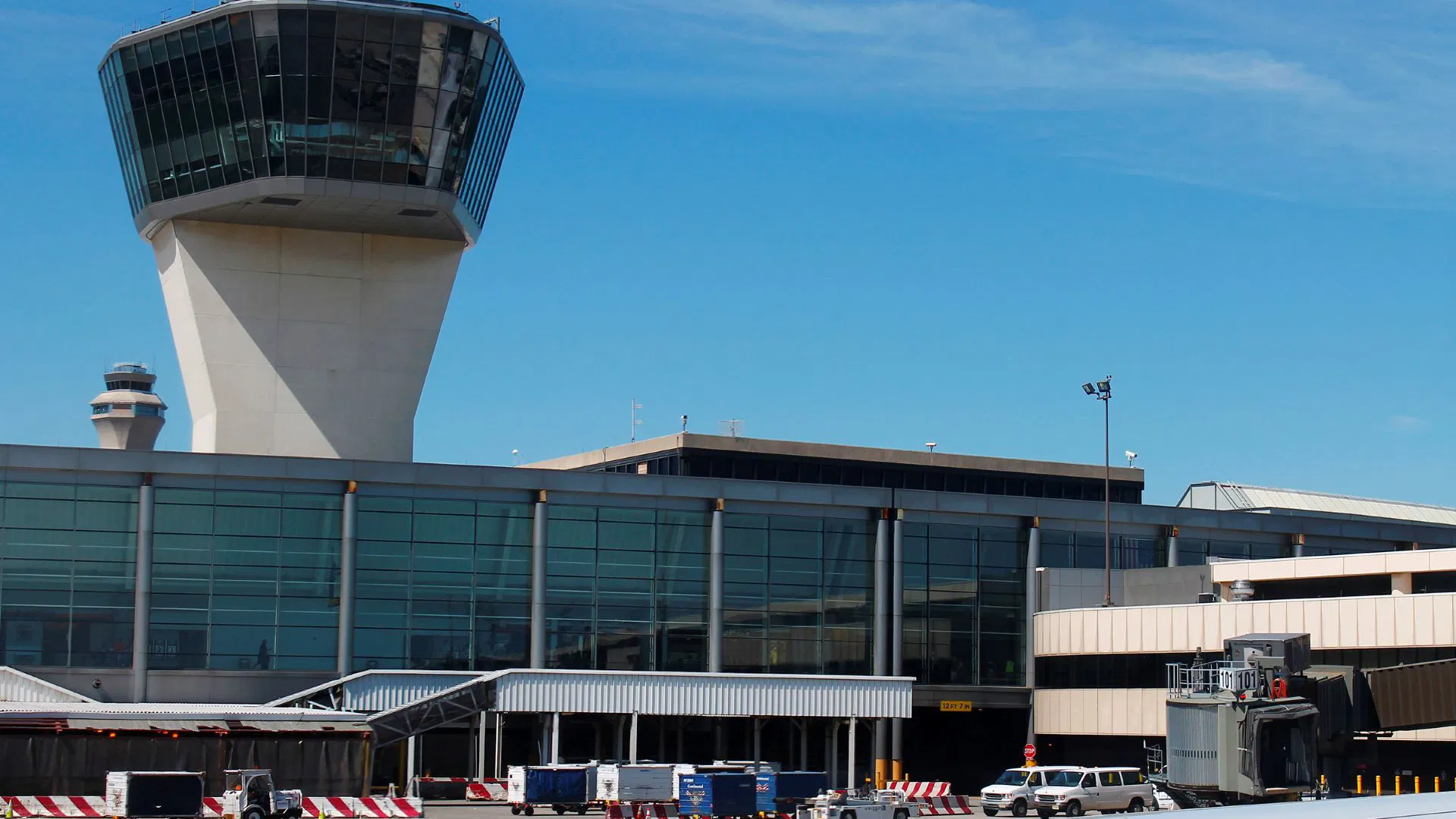 Newark opět bez spojení. Jak vyřešit časté výpadky radarů a nedostatek řídících?