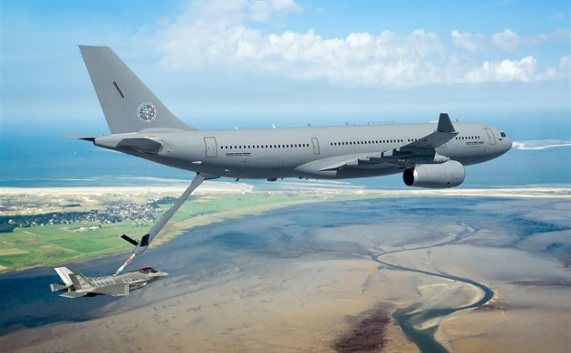 Ilustrační foto: Létající tanker A330 doplňuje palivo letounu F-35 