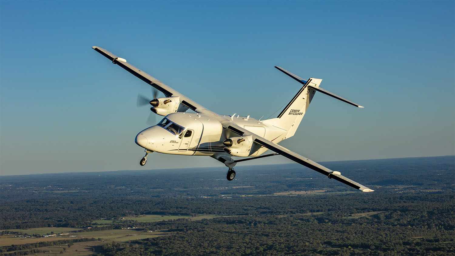 Cessna C408 SkyCourier slaví pět let ve vzduchu. Co nabízí univerzální turbovrtulová novinka od Textronu?